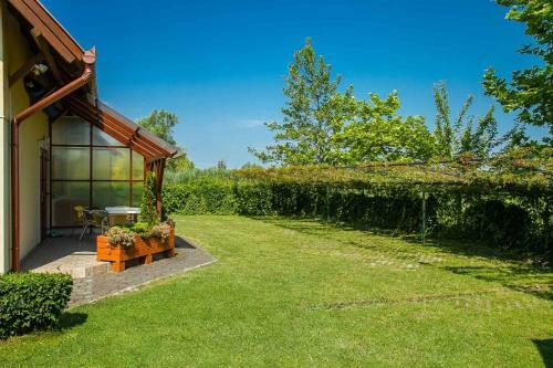 Apartment In Balatonmariaf�rdo 40852