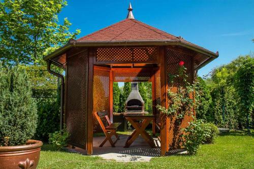 Apartment In Balatonmariaf�rdo 40858
