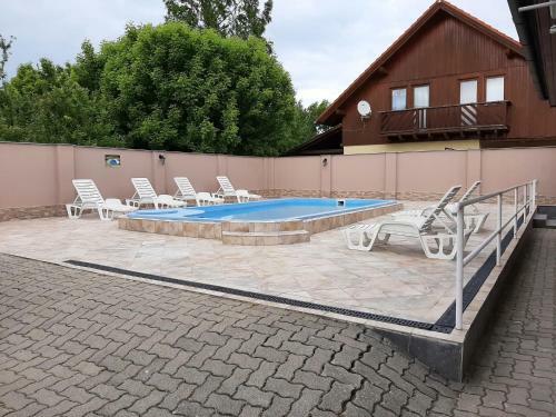 11 F�r�helyes Apartman