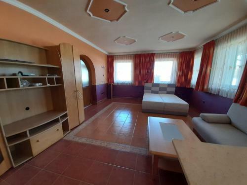 Fekete B�r�ny Apartman