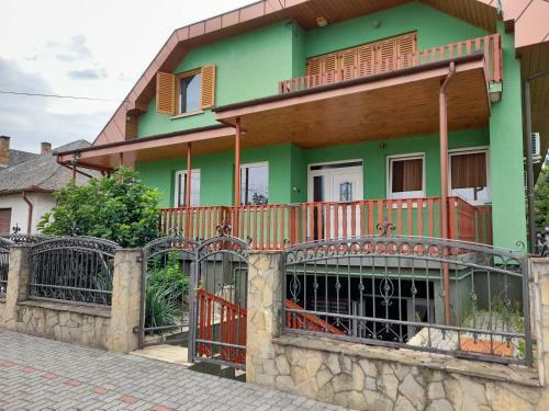 Fekete B�r�ny Apartman