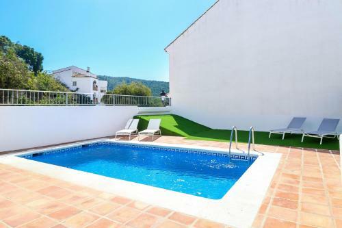 4 Br House In Benahavis Centre, Costa Del Sol