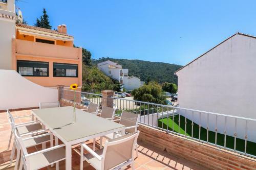 4 Br House In Benahavis Centre, Costa Del Sol