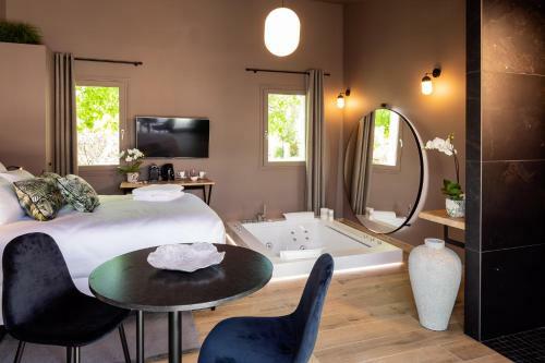 Hostal Chambre Romantique, Jacuzzi Et Lit D'exception