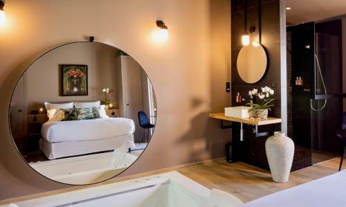 Hostal Chambre Romantique, Jacuzzi Et Lit D'exception