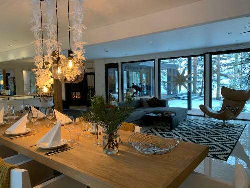 Villa Designers Lakehouse With Jacuzzi