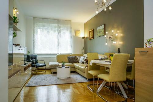 Yellow Bike Apartment