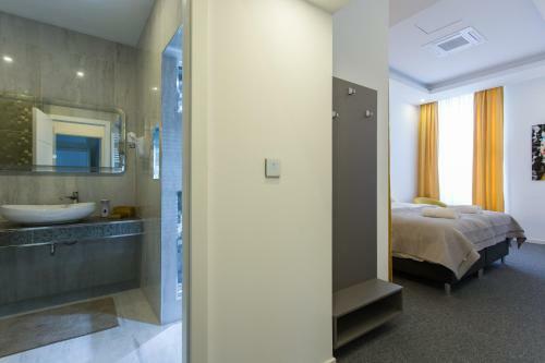 Hostal Elenas Rooms & Apartment