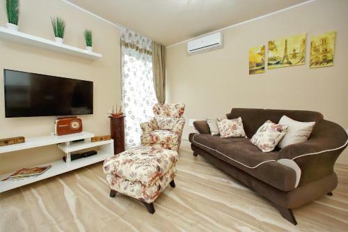 Few Steps From The Center - New And Modern Apartment For 4 Persons