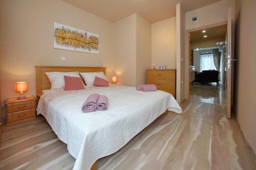 Few Steps From The Center - New And Modern Apartment For 4 Persons