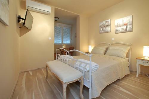 Few Steps From The Center - New And Modern Apartment For 4 Persons