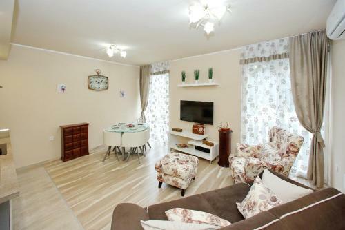Few Steps From The Center - New And Modern Apartment For 4 Persons