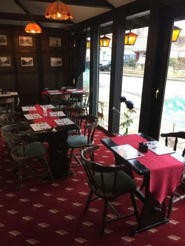Hostal The Crown Lodge & Restaurant