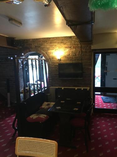 Hostal The Crown Lodge & Restaurant