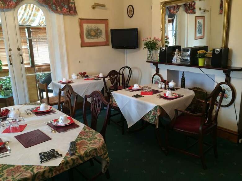 Hostal Charlotte House Hotel