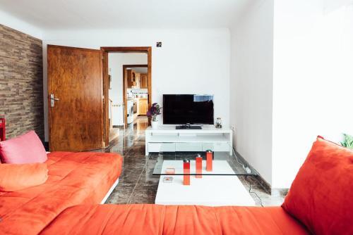 Bright Spacious 2br House W Big Kitchen & Parking