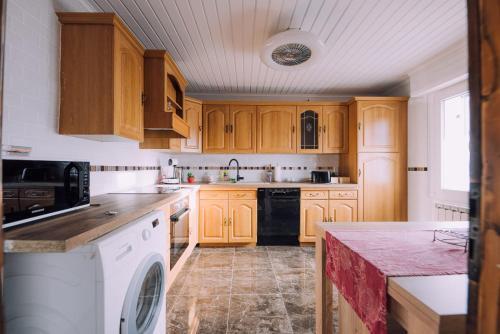 Bright Spacious 2br House W Big Kitchen & Parking