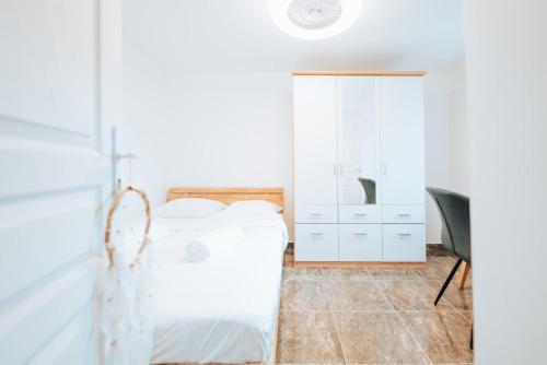 Bright Spacious 2br House W Big Kitchen & Parking