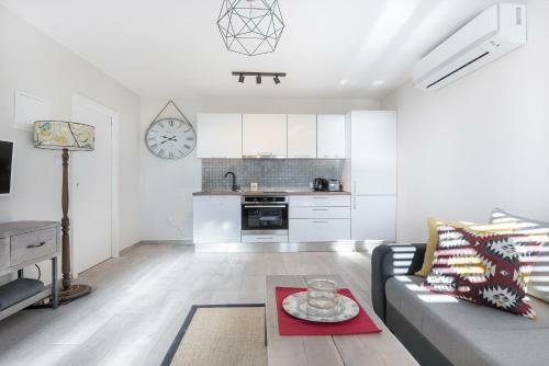 Polly Apartments With Swimming Pool