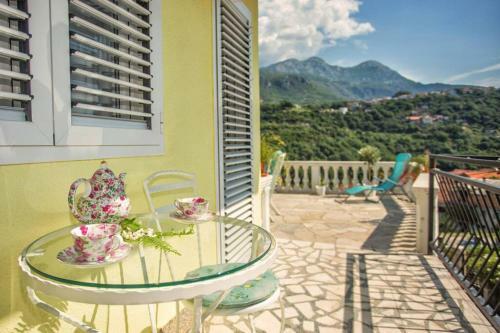 Modern 2 Bedroom Apartment With A Spacious Terrace Above Kanli Kula