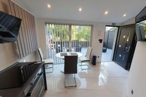 Beautiful House With Large Terrace And Jacuzzi