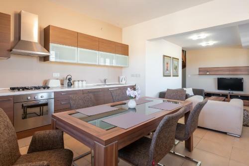 Harbour Views Duplex Private Maisonette