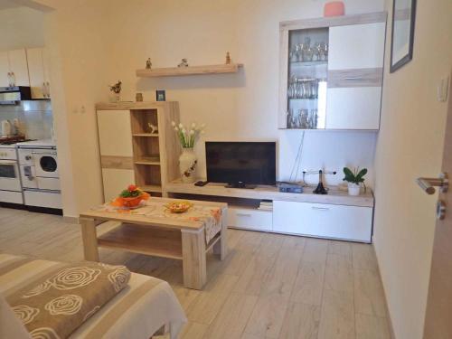 Apartment In Baric Draga 38614