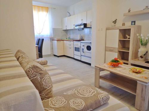 Apartment In Baric Draga 38614