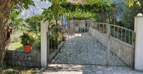 Hostal Apartmani Sara