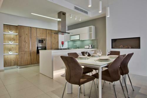Bright & Spacious 3 Bedroom Apartment In Mellieha