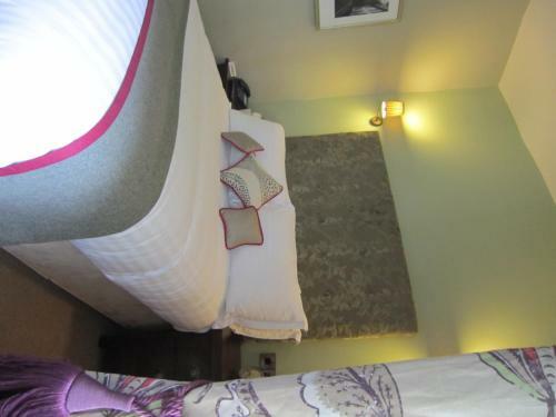Hostal The Three Crowns
