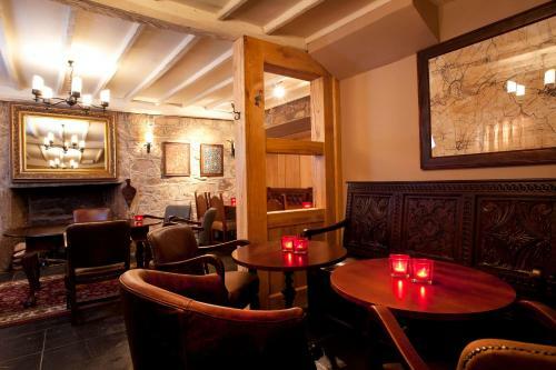 Hostal The Three Crowns