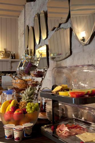 Hostal The Three Crowns