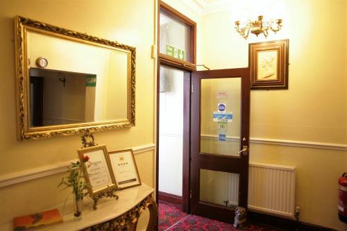 Hostal Hamilton Court Guest House