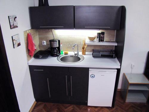Hostal The House Apartments & Guest Rooms