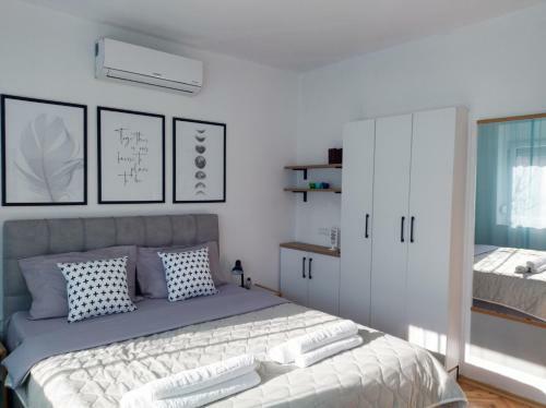 Hostal The House Apartments & Guest Rooms
