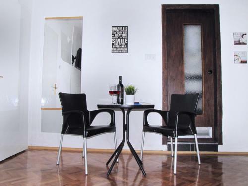 Hostal The House Apartments & Guest Rooms