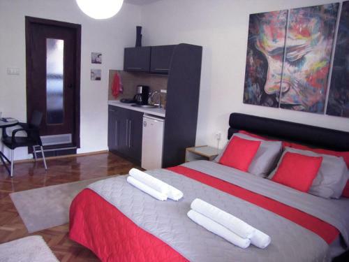 Hostal The House Apartments & Guest Rooms