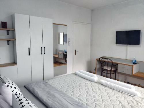 Hostal The House Apartments & Guest Rooms