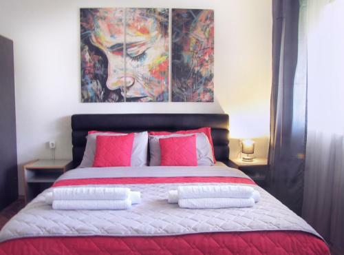 Hostal The House Apartments & Guest Rooms