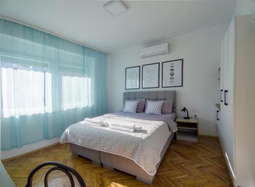 Hostal The House Apartments & Guest Rooms