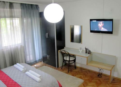 Hostal The House Apartments & Guest Rooms
