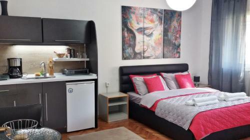 Hostal The House Apartments & Guest Rooms