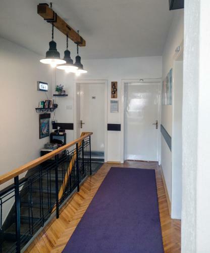 Hostal The House Apartments & Guest Rooms