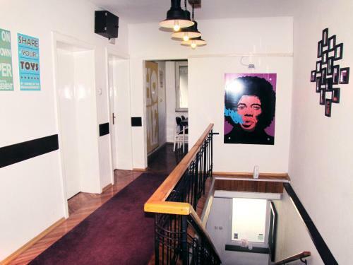 Hostal The House Apartments & Guest Rooms