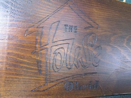 Hostal The House Apartments & Guest Rooms