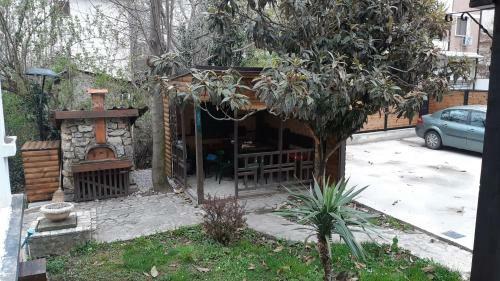Hostal The House Apartments & Guest Rooms