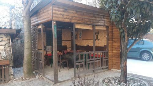 Hostal The House Apartments & Guest Rooms
