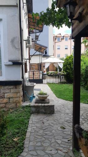 Hostal The House Apartments & Guest Rooms