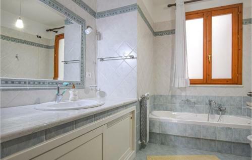 Nice Apartment In Altavilla Milicia With 3 Bedrooms